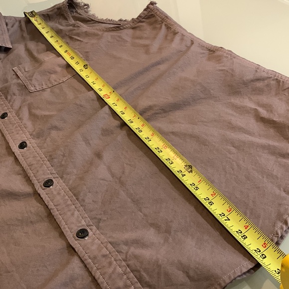 Levi - sleeveless shirt - small hole - Picture 4 of 6